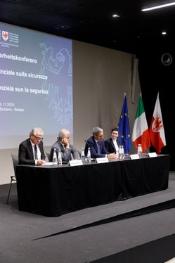 Das Podium der ersten Landessicherheitskonferenz (v.l.): Andreas Schatzer, Matteo Piantedosi, Arno Kompatscher und Ulli Mair. (Foto: LPA/Tiberio Sorvillo)