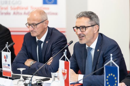Il presidente dell'Euregio e della Provincia autonoma di Bolzano Arno Kompatscher (a destra nella foto con il capitano del Tirolo Anton Mattle): Con l'EuregioFamiliyPass vogliamo offrire un'agevolazione finanziaria ancora maggiore alle famiglie dell'Euregio. (Foto: USP/Tiberio Sorvillo)

