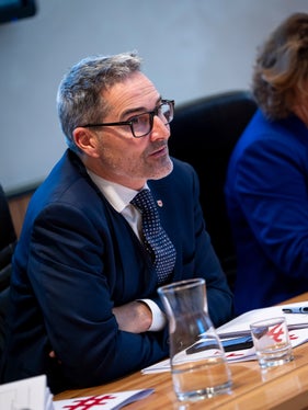 “Abbiamo un programma di governo articolato e lo stiamo attuando. Da quando ci siamo insediati, abbiamo approvato oltre 1.200 delibere e messo insieme un bilancio record”, sostiene soddisfatto il presidente Kompatscher. (Foto: USP/Fabio Brucculeri)