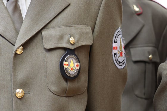 Das Brustabzeichen als Zugehörigkeit zur Berufsfeuerwehr Bozen haben heute die 13 neuen Berufsfeuerwehrmänner und die neue Berufsfeuerwehrfrau erhalten. (Foto: LPA/Maja Clara)
