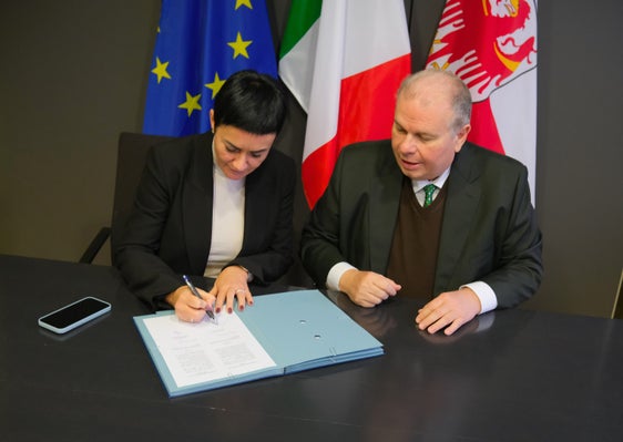 Mit dem heute unterzeichneten Abkommen zwischen Land und Quästur ist es möglich zusätzliche Ausrüstungsgegenstände und Arbeitsmittel für die Staatspolizei anzukaufen, im Gegenzug organisiert die Quästur Fortbildungs- und Informationstätigkeiten für die Ausbildung der Ortspolizei und für das Landespersonal. (Foto: LPA/Lukas Forer)