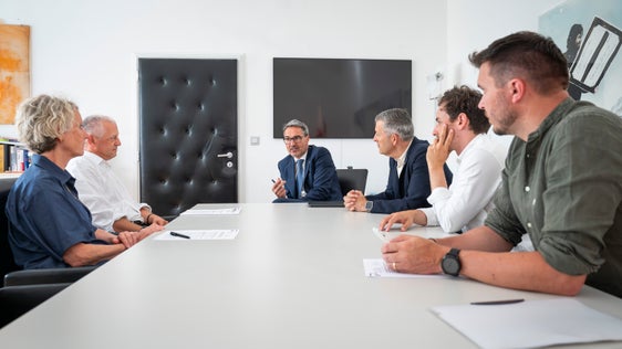 Il Consiglio dell'Ordine degli architetti durante il colloquio a Palazzo Widmann (da sinistra): l'architetta Brigitte Kauntz, l'architetto Wolfgang Thaler, il presidente della Provincia Arno Kompatscher, l'assessore provinciale Peter Brunner, l'architetto Philipp Steger e l'architetto Daniel Ellecosta. (Foto: USP/Fabio Brucculeri)