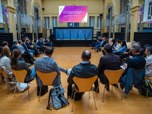Verschiedene Interessensgruppen an einen Tisch bringen und gemeinsam weitere Schritte in der nachhaltigen Entwicklung diskutieren, ist ein Teil des Evaluierungsprozesses. (Foto: LPA/Fabio Brucculeri)