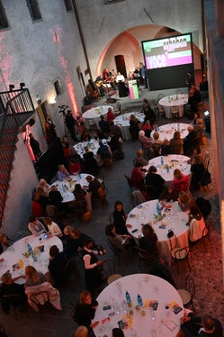 Zahlreiche Frauen (und auch manche Männer) feierten auf Schloss Maretsch das 30jährige Bestehen des Landesbeirates für Chancengleichheit. (Foto: LPA/Carmen Kollmann)