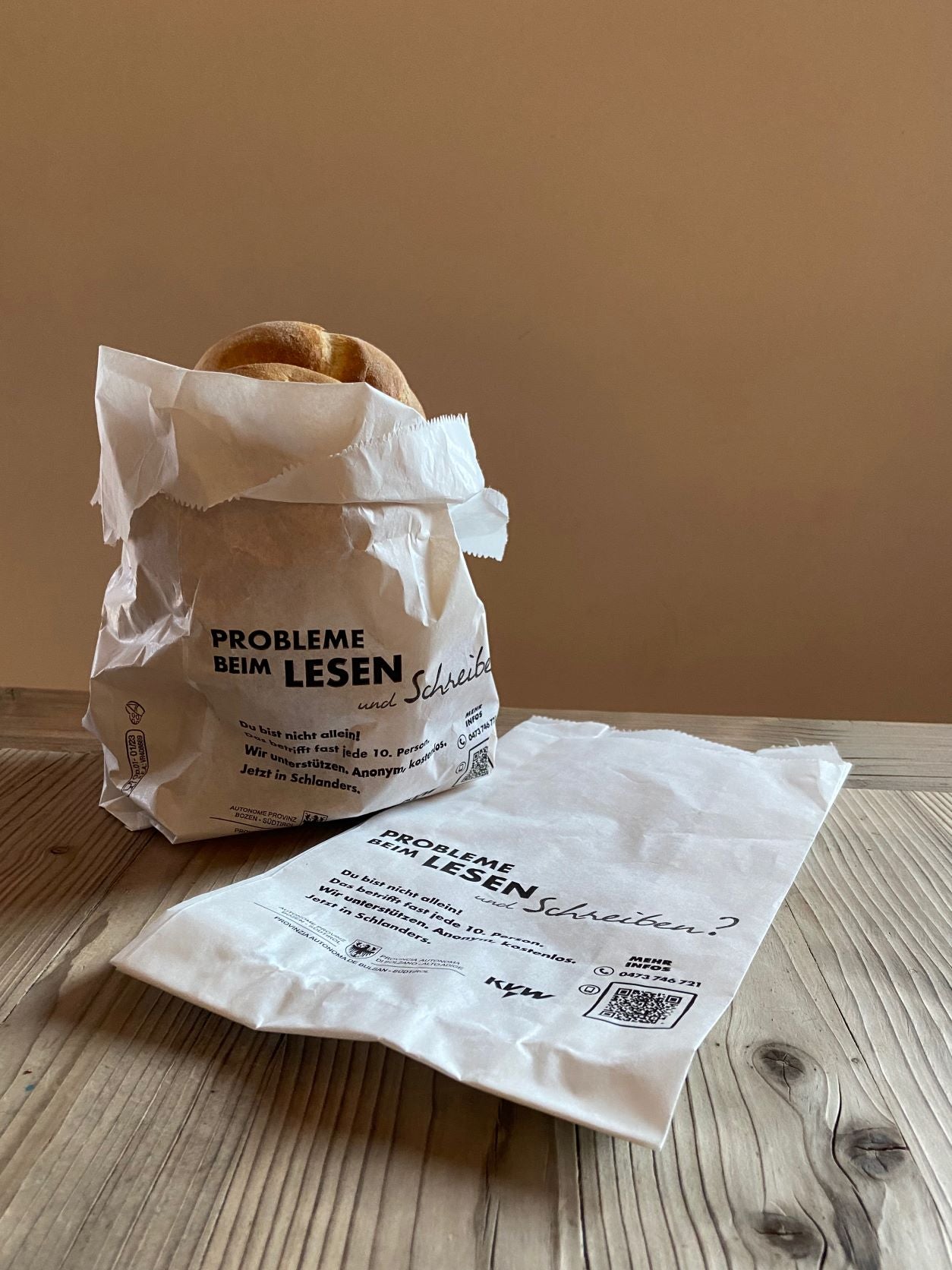 Probleme beim Lesen und Schreiben? Du bist nicht allein! Das betrifft fast jede zehnte Person. Wir unterstützen; anonym, kostenlos steht auf den Brotsäckchen, die ab dem Welttag der Muttersprache am 21. Februar in vielen Bäckereien im Vinschgau benutzt werden. (Foto: LPA/Amt für Weiterbildung/Astrid Crepaz)