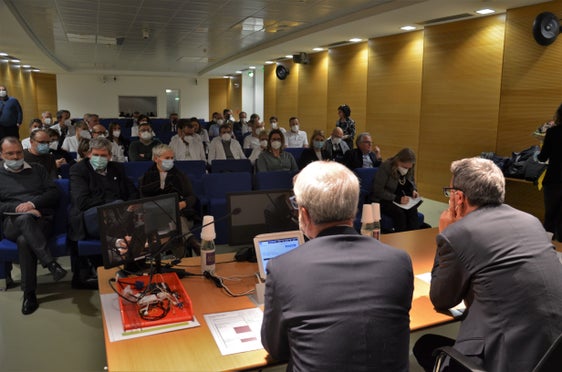 Durante la visita, il presidente Kompatscher ha avuto uno scambio di opinioni con il personale dell'ospedale di Brunico. (Foto: ASP)