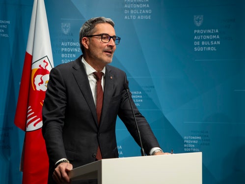 Die Landesregierung habe ihre Zustimmung zur Änderung der Finanzordnung gegeben, um den Weg für die Umsetzung der im September mit dem Staat vereinbarten Finanzvereinbarung zu ebnen, sagte Landeshauptmann Arno Kompatscher nach der Sitzung der Landesregierung. (Foto: LPA/Fabio Brucculeri)