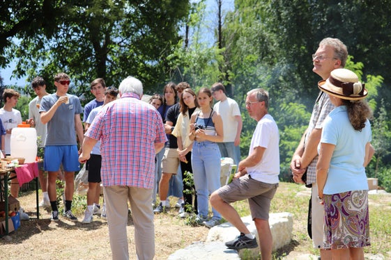 Die Deutsche Dendrologische Gesellschaft (im Vordergrund drei Vertreter mit Biologielehrer Spitaler, 3.v.r.) hat die Presseaussendung zu dem Projekt im Internet gefunden und es mit dem Scopoli-Preis für hervorragende Schülerarbeit bedacht. (Foto: LPA/Maja Clara)