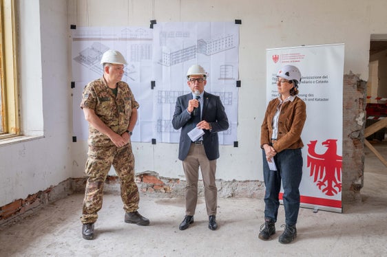 È stato avviato ufficialmente il cantiere per la riqualificazione della caserma Vittorio Veneto di Bolzano. L’intervento riguarderà la parte orientale della caserma e prevede opere di demolizione, ricostruzione e ristrutturazione per un volume complessivo di circa 63 mila metri cubi. Da sinistra a destra: il colonnello dell'Esercito Francesco Caridi, l'assessore provinciale alle Opere pubbliche Christian Bianchi e l'architetta Alessia Biotti. (Foto: USP/Greta Stuefer)