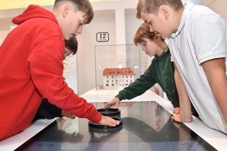 Schüler bewegen sich mit interaktiven Steuerungsringen am Tangible durch die Euregio-Länder und testen im Quiz ihr Wissen. (Foto: Land Tirol/Sidon)