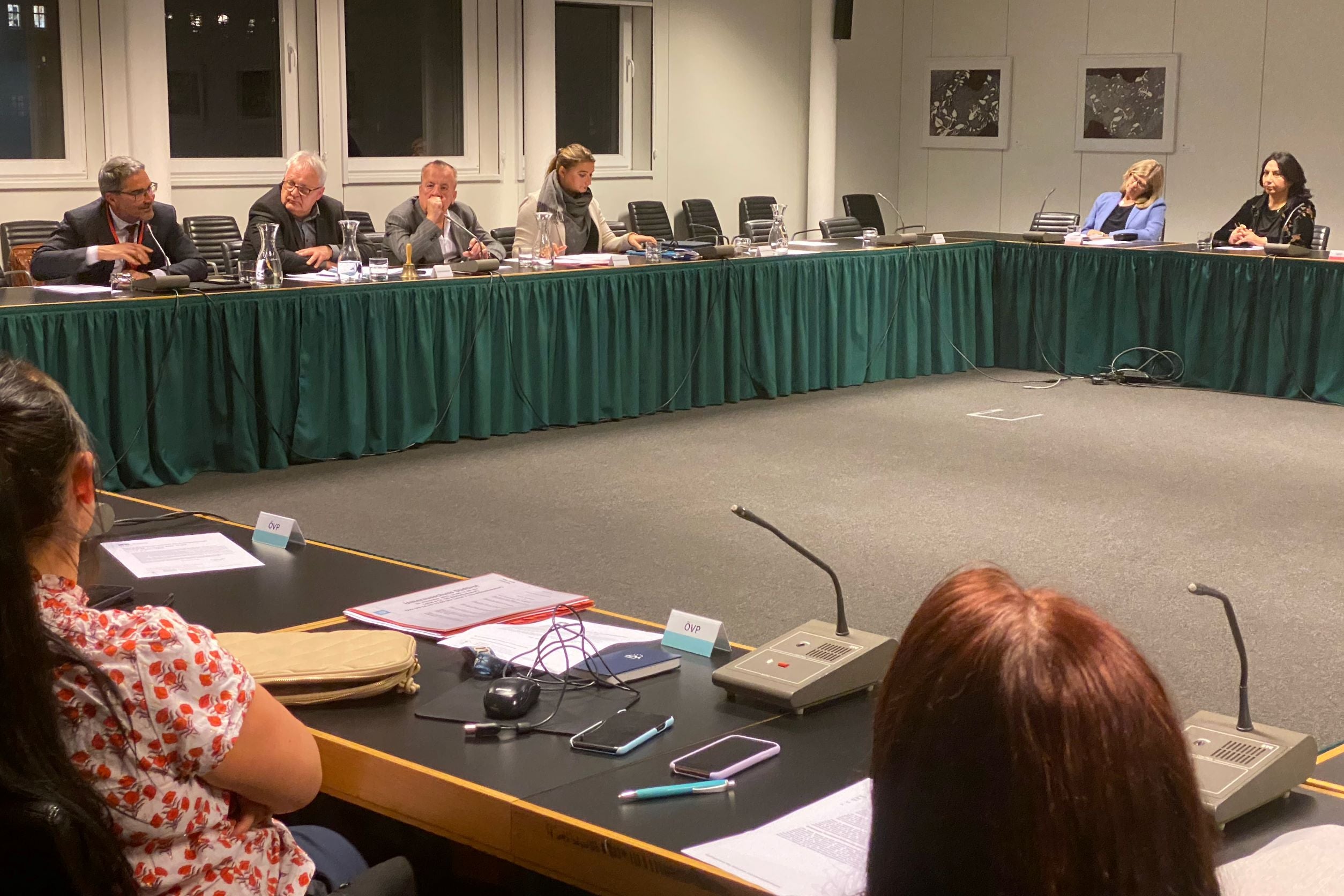 
Traffico di transito, Euregio Tirolo-Alto Adige-Trentino e naturalmente l'Autonomia altoatesina: questi alcuni dei temi dell'incontro del presidente Kompatscher (1° da sinistra di fronte) con la Sottocommissione per l'Alto Adige della Camera del Parlamento austriaco (Foto: ASP)