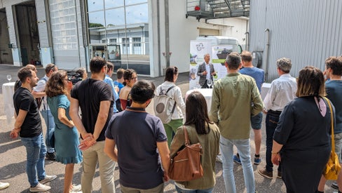 Als einen entscheidenden Schritt in Richtung einer nachhaltigen Kreislaufwirtschaft bezeichnete Umweltlandesrat Peter Brunner beim Besuchertag in der Vergärungsanlage in Lana die erfolgreiche Wiederaufbereitung von Bioabfällen. (Foto: LPA/Vera Brunetti)
