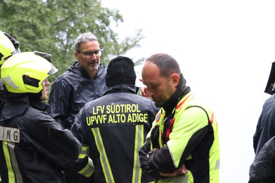 Bevölkerungsschutzlandesrat und Landeshauptmann Arno Kompatscher (Dritter von links) beim Lokalaugenschein bei der Anbruchstelle der Rutschung in Hafling (Foto: LPA/Maja Clara)