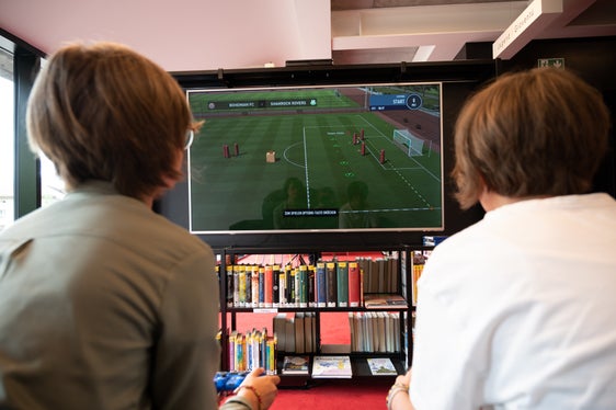 Le biblioteche dell’Alto Adige sono in continua evoluzione: in 12 biblioteche sparse in tutto l’Alto Adige è in corso il progetto “Gaming nelle biblioteche”, grazie al quale i videogiochi vanno ad arricchire l’attuale offerta multimediale. (Foto: Ufficio Biblioteche e lettura/Manuela Tessaro)