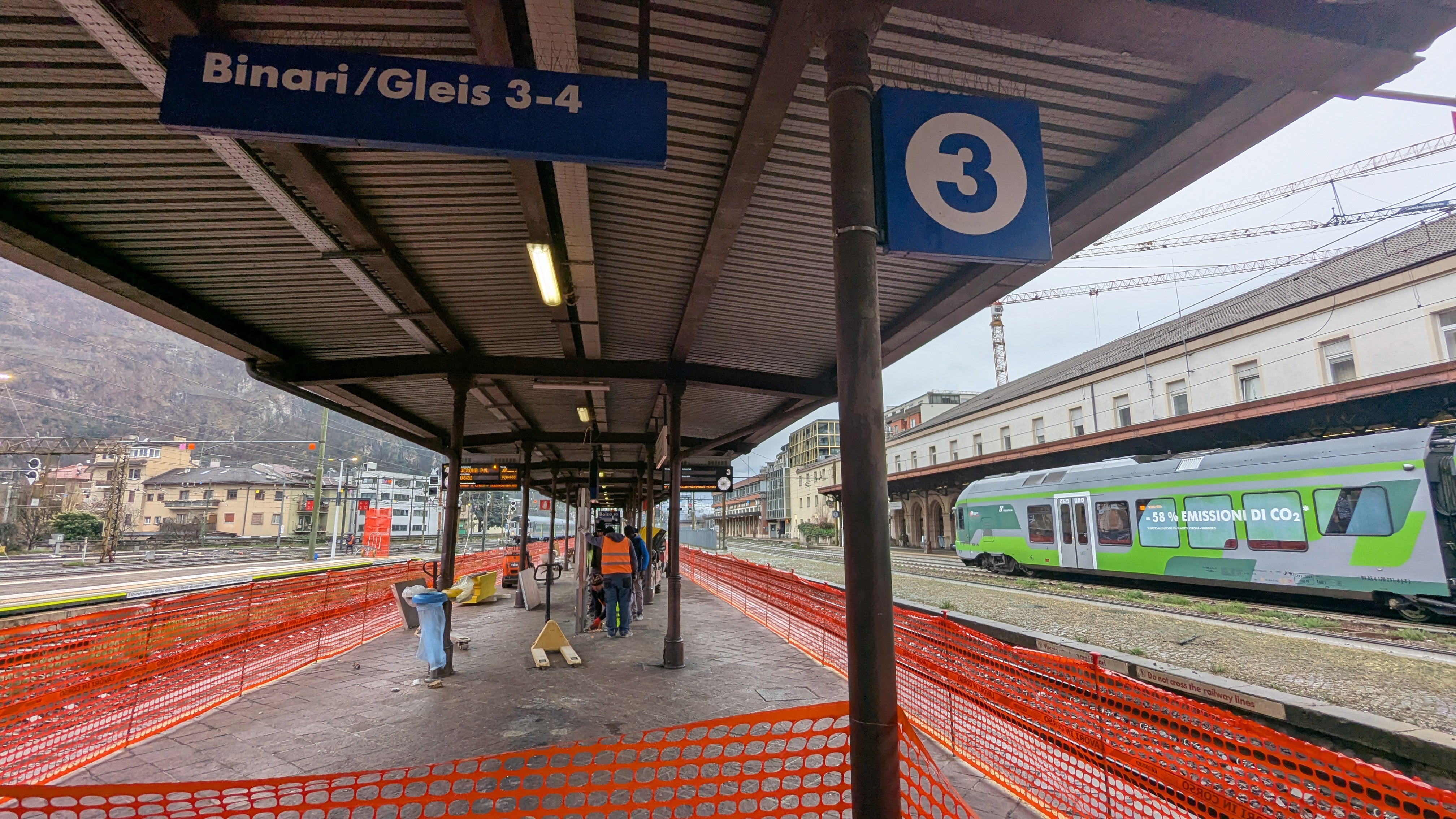 Auf den Gleisen 3 und 4 des Bozner Bahnhofs wird derzeit gearbeitet: Der Einstieg in die Züge soll erleichtert werden. (Foto: LPA/Ressort Infrastrukturen und Mobilität)