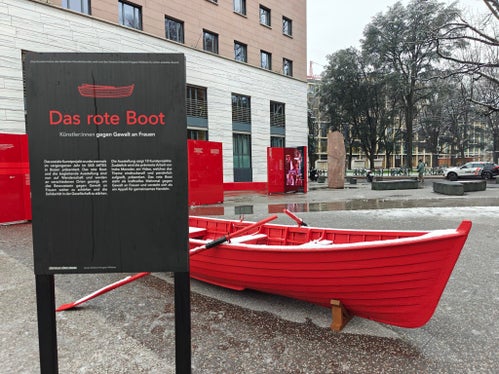 Das Rote Boot und die begleitende Ausstellung sind derzeit in Bozen zu sehen. 18 Künstlerinnen und Künstler sensibilisieren mit ihren Werken am Silvius-Magnago-Platz und im Foyer des Landhauses 2 für das Thema Gewalt gegen Frauen. (Foto: LPA/Ursula Pirchstaller)