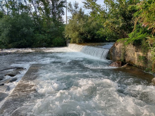 Das Landesamt für Wildbachverbauung Süd in der Agentur für Bevölkerungsschutz baut derzeit an den Konsolidierungssperren oberhalb der Pegelmessstelle Lana in der Falschauer, um einen besseren Aufstieg der Fische zu ermögliche; im Bild die Sperre in ihrem derzeitigen Zustand. (Foto: LPA/Landesamt für Wildbach- und Lawinenverbauung Süd)