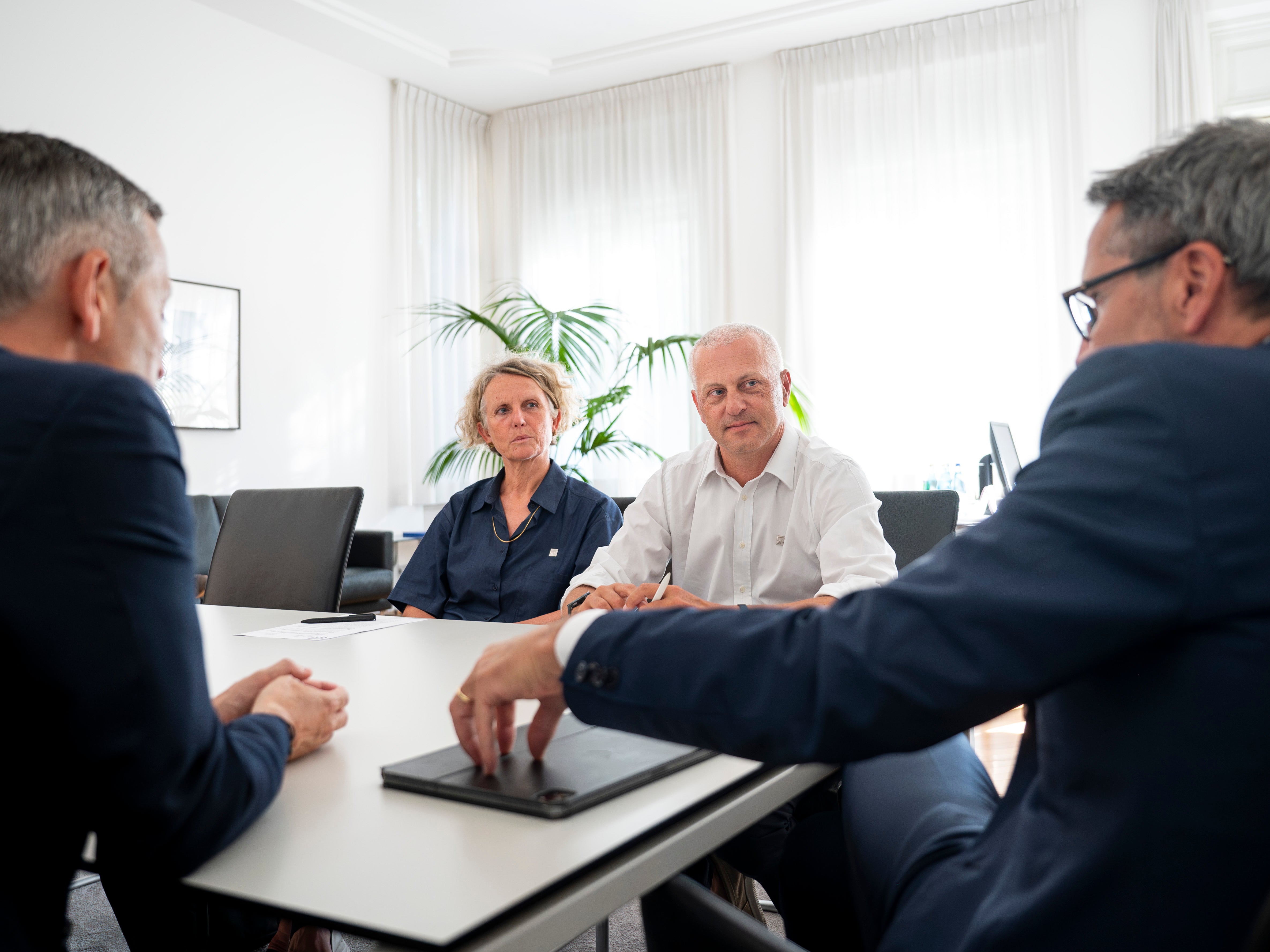 Landesrat Peter Brunner (links) und Landeshauptmann Arno Kompatscher (rechts) hörten die Anliegen von  Architektin Brigitte Kauntz und Architekt Wolfgang Thaler, Vorstandsmitglieder der Kammer der Architekten. (Foto: LPA/Fabio Brucculeri)