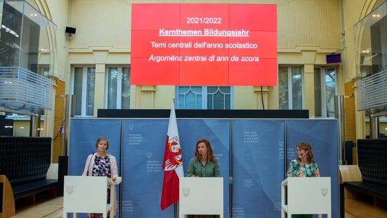 La scuola altoatesina guarda al futuro. Da sinistra: Elisabeth Baur, Sigrun Falkensteiner e Laura Bonora (Foto: ASP/Fabio Brucculeri)