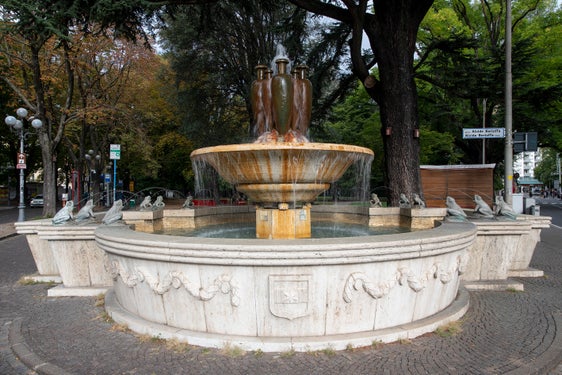 Der Froschbrunnen in Bozen wurde 1929 von Ignaz Gabloner und Francesco Rossi geplant und errichtet, nachdem eine Bombe ihn zerstörte, wurde er 1955 in leicht veränderter Form wiedererrichtet. (Foto: LPA/LDA)