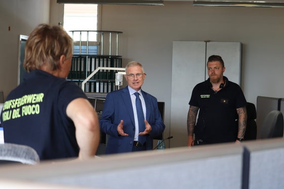 Il Commissario del Governo in visita alla sede del Corpo Permanente dei Vigili del Fuoco di Bolzano. (Foto: ASP/Maja Clara)