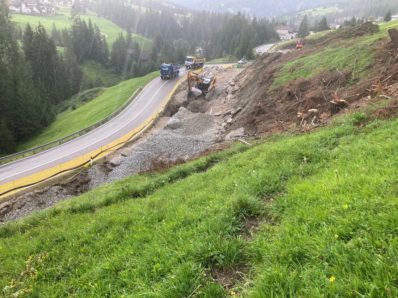 Bei Puntac im Gadertal wird die Straße gesichert und übersichtlicher gemacht. Die Arbeiten zur Stabilisierung des Hangs sind aufgrund des Materials sehr aufwendig. (Foto: LPA/Landesabteilung Tiefbau)