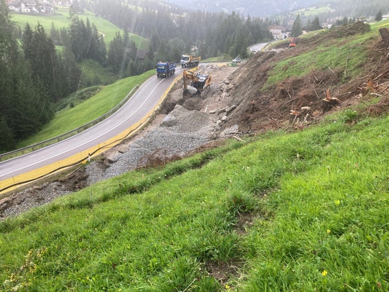 Bei Puntac im Gadertal wird die Straße gesichert und übersichtlicher gemacht. Die Arbeiten zur Stabilisierung des Hangs sind aufgrund des Materials sehr aufwendig. (Foto: LPA/Landesabteilung Tiefbau)