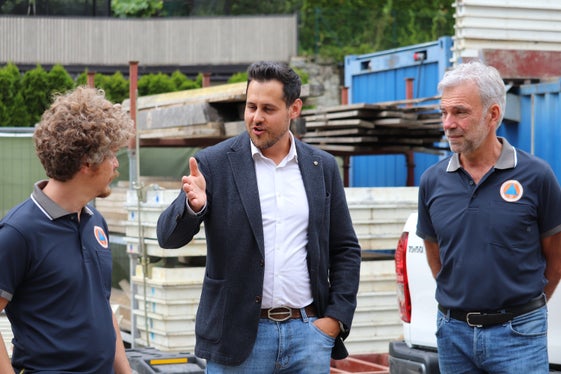Lokalaugenschein an der Baustelle am Eisack in Klausen: (v.l.) Bauleiter Lukas Pichler, Bürgermeister Peter Gasser, Landesrat Arnold Schuler (Foto: LPA/Maja Clara)