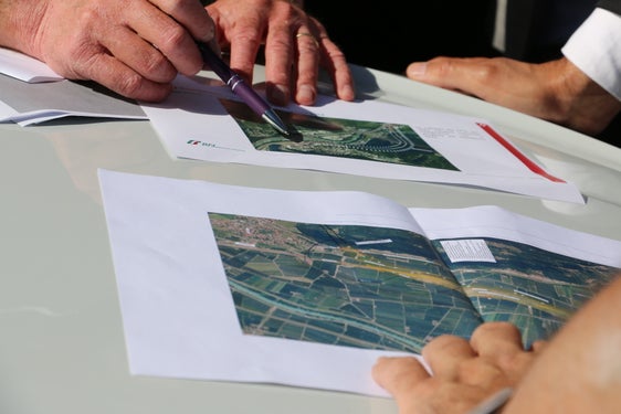 Die Pläne zur Eisenbahnumfahrung Bozen, die das Baulos 2 der BBT-Zulaufstrecken bildet, wurden bei einem Lokalaugenschein in Blumau im Detail besprochen. (Foto: LPA/Ingo Dejaco)