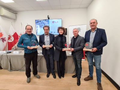 Stellten den Euregio-Ehrenschutz für die Volkslangläufe vor: (v.l.) Angelo Corradini (Marcialonga), Franz Theurl (Dolomitenlauf), Elisa Bertò und Christoph von Ach (Euregio) sowie Walter Felderer (Gsiesertal-Lauf). (Foto: Euregio)