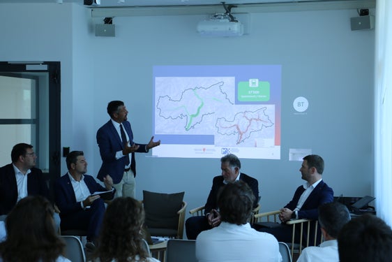 Oltre al monitoraggio del traffico come base per il processo decisionale, Alfreider (in piedi nella foto) ha fatto riferimento a due punti importanti su cui la Provincia sta lavorando a pieno ritmo: l'espansione di servizi di mobilità sostenibili e di facile utilizzo come autobus e ferrovia e la digitalizzazione (Foto: ASP/Patrick Thaler)