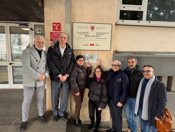 Alcuni partner del progetto "necessARIA" hanno effettuato un sopralluogo nella scuola Martin Luther King. Da sinistra a destra: Maurizio Lombardi, referente della Regione Marche, Luca Verdi, direttore del Laboratorio Analisi aria e radioprotezione, Agata Scinaldi, vicaria della scuola elementare, Clara Peretti, ingegnera del progetto, Mario Carlocchia, della Regione Marche, Franco Lever, direttore della scuola, e Fabio Furciniti, Direzione provinciale Scuole in lingua italiana (Foto: USP/Luca Verdi)