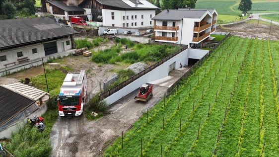 Die Berufsfeuerwehr Bozen unterstützt die Freiwillige Feuerwehr Trens mit einem Kleinbagger bei der Räumung einer Tiefgarage in Trens. (Foto: LPA/Berufsfeuerwehr Bozen)