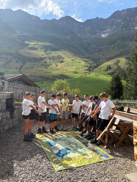 Vivere la natura, scoprire cose nuove e crescere insieme come gruppo: l’iniziativa “I giovani in vetta” ha posto al centro delle attività le esperienze condivise, lo scambio e il rapporto rispettoso con l’ambiente montano. (Foto: Ufficio Natura/Area Educazione alla natura e all’ambiente)