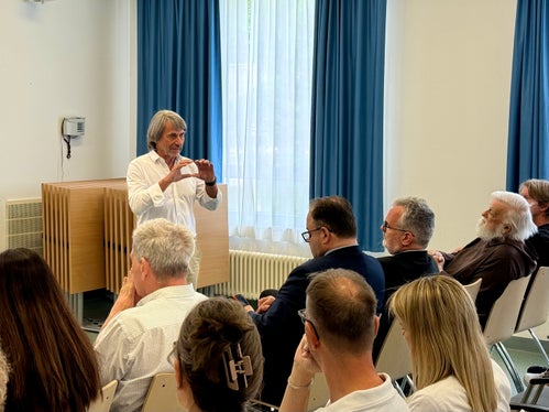 L'assessore provinciale alla Prevenzione sanitaria e Salute Hubert Messner a colloquio con il personale dell'ospedale di Merano. (Foto: USP/Angelika Schrott)