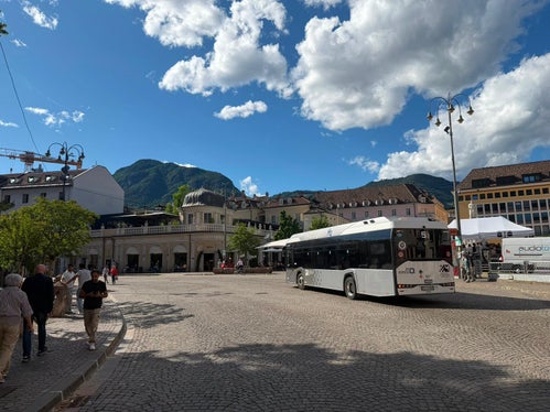 Ab 21. Juni halten alle Stadtbusse, die den Bereich passieren, in der neuen barrierefreien Zone. Alfreider betont, dass dies insbesondere für Menschen mit körperlichen Einschränkungen und für ältere Personen einen Vorteil darstellt. Ab dem 21. Juni werden alle Stadtbusse, die am Waltherplatz vorbeifahren, dort auch halten. (Foto: LPA/Bruno Benedetto)