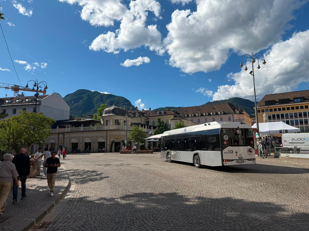 La nuova fermata permette anche di ridurre il numero di linee che si fermano presso alcune banchine in via Alto Adige, dove oggi si registrano maggiori interferenze tra autobus e passeggeri, in particolare nelle fasi di salita e discesa. Nella foto, uno degli autobus urbani in arrivo da via Alto Adige che dal 21 giugno fermerà in piazza Walther. (Foto: USP/Bruno Benedetto)
