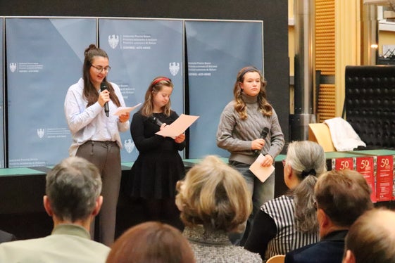 Auf Ladinisch, Italienisch und Deutsch durch das Programm der Feier zum 50-jährigen Bestehen des Ladinischen Schulamtes geführt (von links): Alexa Piccolruaz, Emy Ganibegovic, Samantha Perathoner (Foto: LPA/Maja Clara)