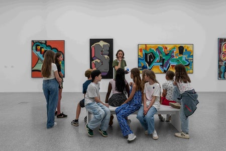 Momentaufnahme der Abschlussveranstaltung von KIDS – „Kunst in die Schule“ im Museion in Bozen (Südtirol) am 10. Juni 2025 mit Kindern und Jugendlichen aus allen Euregio-Ländern (Foto: Museion/Daniele Fiorentino)