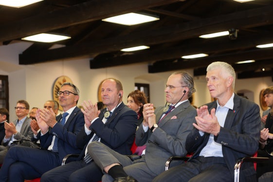 Alla cerimonia ha presenziato (primo da sinistra) anche il presidente della Provincia autonoma di Bolzano Arno Kompatscher. Alla sua sinistra il vicepresidente del Land Tirolo, Josef Geisler. (Foto: Ufficio stampa Provincia autonoma di Trento)