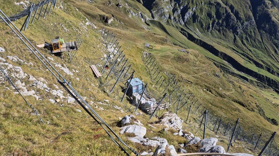 Il cantiere per le opere di protezione dalla valanga Zeppichl si trova in un territorio alpino d’alta quota ed è raggiungibile solo in elicottero o a piedi. (Foto: USP/Ufficio provinciale Sistemazione bacini montani ovest dell’Agenzia per la protezione civile)