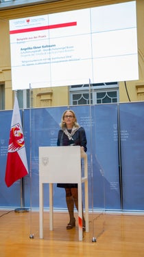 Über die Erfahrungen mit dem Religionsunterricht mit der Wahlfreiheit Ethik berichtete die Direktorin des Grundschulsprengels Bozen, Angelika Ebner. (Foto: LPA/Fabio Brucculeri)