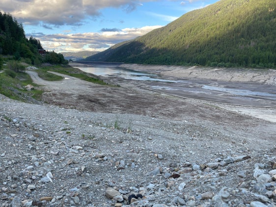 Bisher sind rund 20 Millionen Kubikmeter Wasser vom Zoggler Stausee in St. Walburg/Ulten regulär und kontrolliert abgeflossen. Um den Fischbestand zu sichern, sollen demnächst erste Maßnahmen umgesetzt werden. (Foto: LPA/Carmen Kollmann)