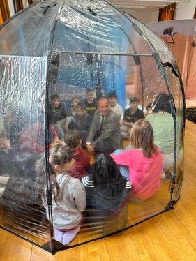 Landesrat Giuliano Vettorato besuchte die KlimaReise mit den Schülerinnen und Schülern der italienischen Grundschule Rosmini in Brixen: Durch die Ausstellung erfahren die Kinder mehr über das komplexe Phänomen des Klimawandels und seine Auswirkungen auf unseren Lebensraum. (Foto: LPA/Fulvio Pinter)