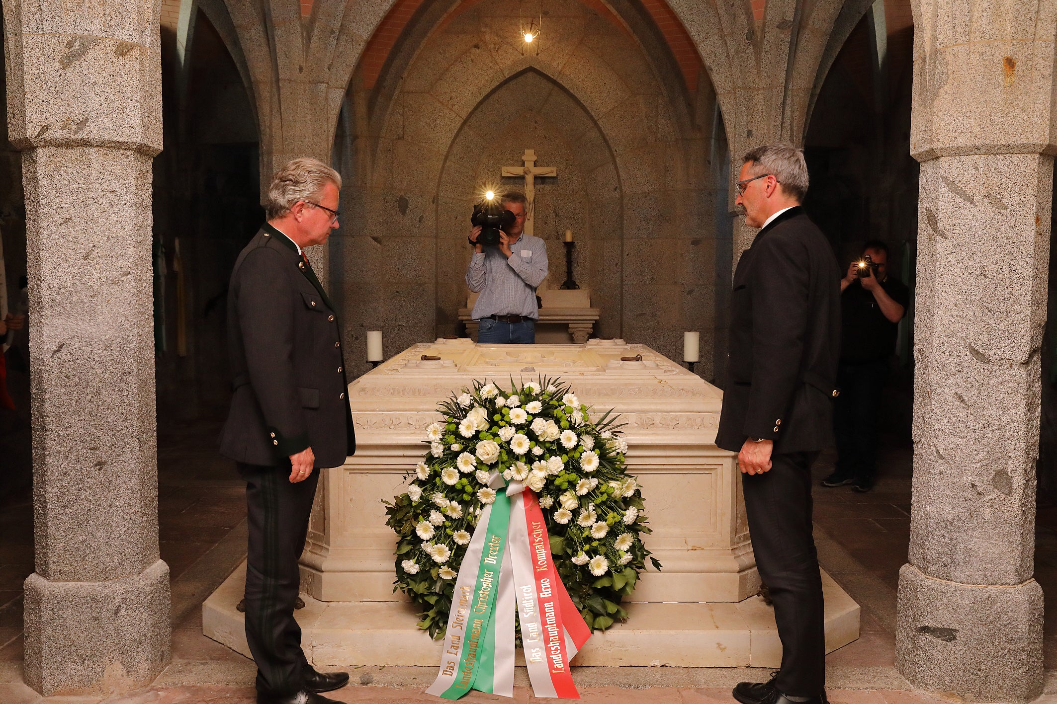 Kranzniederlegung am Grabmal von Erzherzog Johann: (v.l.) LH Christopher Drexler und LH Arno Komaptscher (Foto: Land Steiermark)