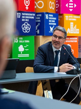 Landehauptmann Kompatscher beim Stakeholder Forum: Die Überarbeitung des Klimaplans wurde notwendig, da uns die Wissenschaft aufzeigt, dass die bisherigen Bemühungen nicht reichen werden. (Foto: LPA/Fabio Brucculeri)