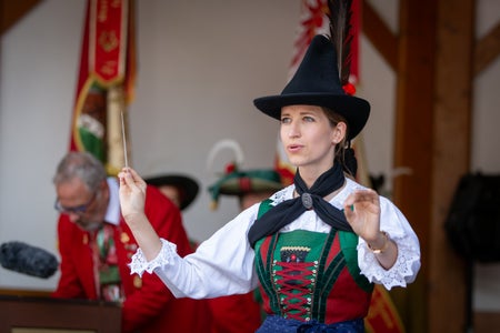 Zweifache Premiere für das seit 2015 bestehenden Jugendblasorchesters: Mit Manuela Lusser steht erstmals eine Frau und erstmals eine Person aus Osttirol am Dirigentenpult. (Foto: Osttirol Fotos/Toni Ausserlechner)