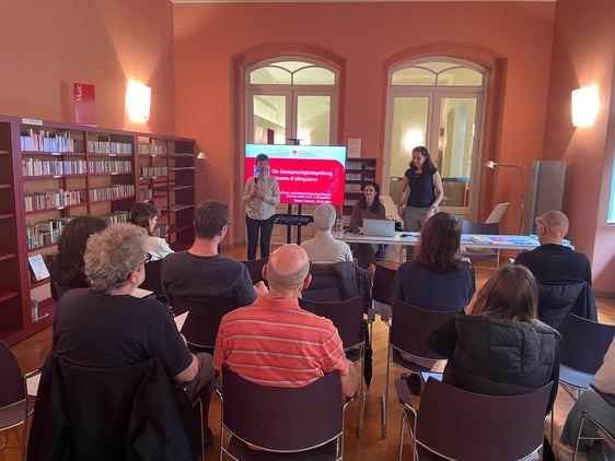 Nei giorni scorsi la Mediateca multilingue di Merano della Ripartizione Cultura italiana ha ospitato "Scopri l'esame di bilinguismo": un pomeriggio informativo dedicato all'esame di bilinguismo (Foto: ASP/Aron Mairhofer)
