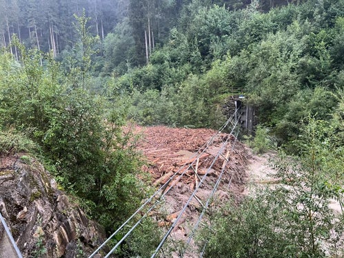 Die Seilsperre in der Rienzschlucht ist mit Wildholz und Material gefüllt und wird derzeit geräumt. (Foto: LPA/Landesamt für Wildbach- und Lawinenverbauung Ost)