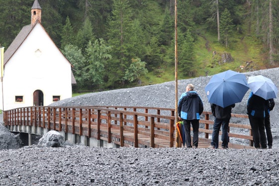 Fast genau zwei Jahre, nachdem die Wallfahrtskirche zu den Heiligen Drei Brunnen in Trafoi und die Fußgängerbrücke mit 150.000 bis 200.000 Kubikmetern Material&nbsp;aus dem Bachbett des Eiswandfernerbaches vermurt worden waren, hat Landeshauptmann Kompatscher mit Technikern und Gemeindevertretungen einen Lokalaugenschein durchgeführt. (Foto: LPA/Maja Clara)